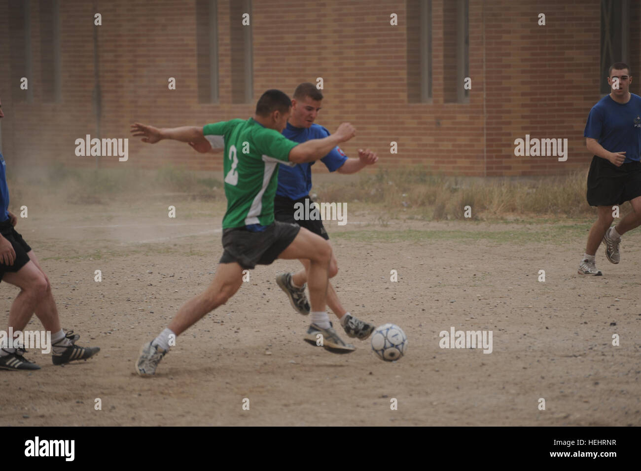 Eines US-Soldaten des 2. Bataillon, 505. Fallschirm-Infanterie-Regiment, 3rd Brigade Combat Team, 82nd Airborne Division, Kämpfe um die Kontrolle über den Ball bei einem Freundschaftsspiel der Fußball zwischen irakischen Arbeitnehmer und US-Soldaten am gemeinsamen Sicherheit Station Oubaidey im östlichen Bagdad, Irak, am 9. März zu gewinnen. Fussball im Joint Security Station Obaidey 157284 Stockfoto