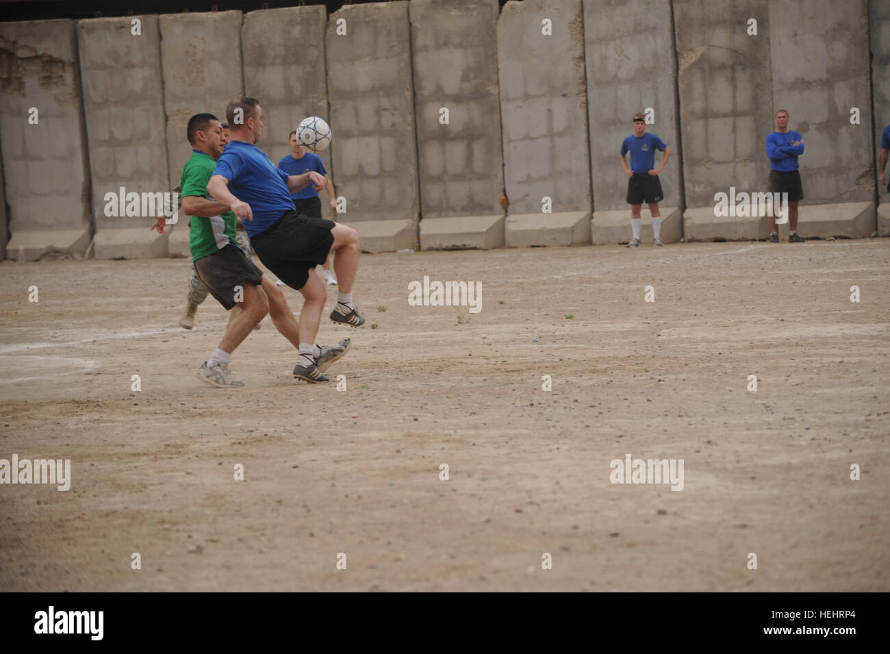 Spieler kämpfen um die Kontrolle über den Ball bei einem Freundschaftsspiel der Fußball zwischen irakischen Arbeitnehmer und US-Soldaten des 2. Bataillon, 505. Fallschirm-Infanterie-Regiment, 3rd Brigade Combat Team, 82nd Airborne Division, am gemeinsamen Sicherheit Station Obaidey im östlichen Bagdad, Irak, am 9. März zu gewinnen. Fussball im Joint Security Station Obaidey 157316 Stockfoto