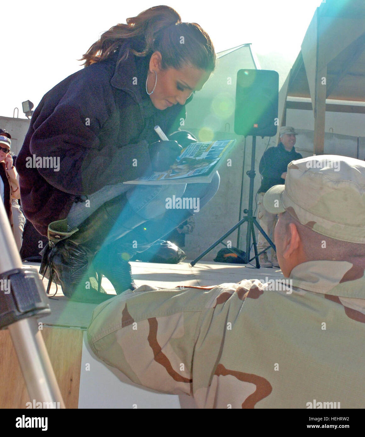 Fernsehen-Anker und Modell Lee Ann Tweeden unterschreibt ein Magazin für eine Truppe während eines United Service Organizations-Show 14 Dezember an Bord Camp Victory in Bagdad, Irak. (US Armee-Foto von Jonathan Montgomery Spc.). Leeann Tweeden Irak 4 Stockfoto