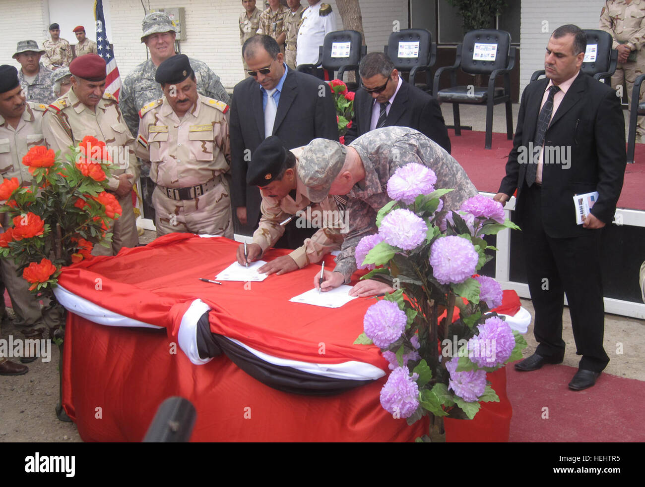 Ein irakischer Beamter und Generalmajor Daniel P. Bolger, Kommandeur der 1. Kavallerie-Division und Multi-National Division-Bagdad, unterzeichnen ein Dokument offiziell Forward Operating Base Rustamiyah an die irakische Regierung während einer Übertragung Zeremonie der FOB 31.März in östlichen Bagdad übergeben zurück. Die Bagdad-Basis ist die erste wichtigste Verbindung in die Stadt zurück an die irakische Regierung seit der Unterzeichnung des Abkommens Sicherheit von den USA unterzeichnet und die irakische Regierung Ende letzten Jahres übergeben. Forward Operating Base Rustamiyah offiziell übergeben an irakische Regierung 161795 Stockfoto