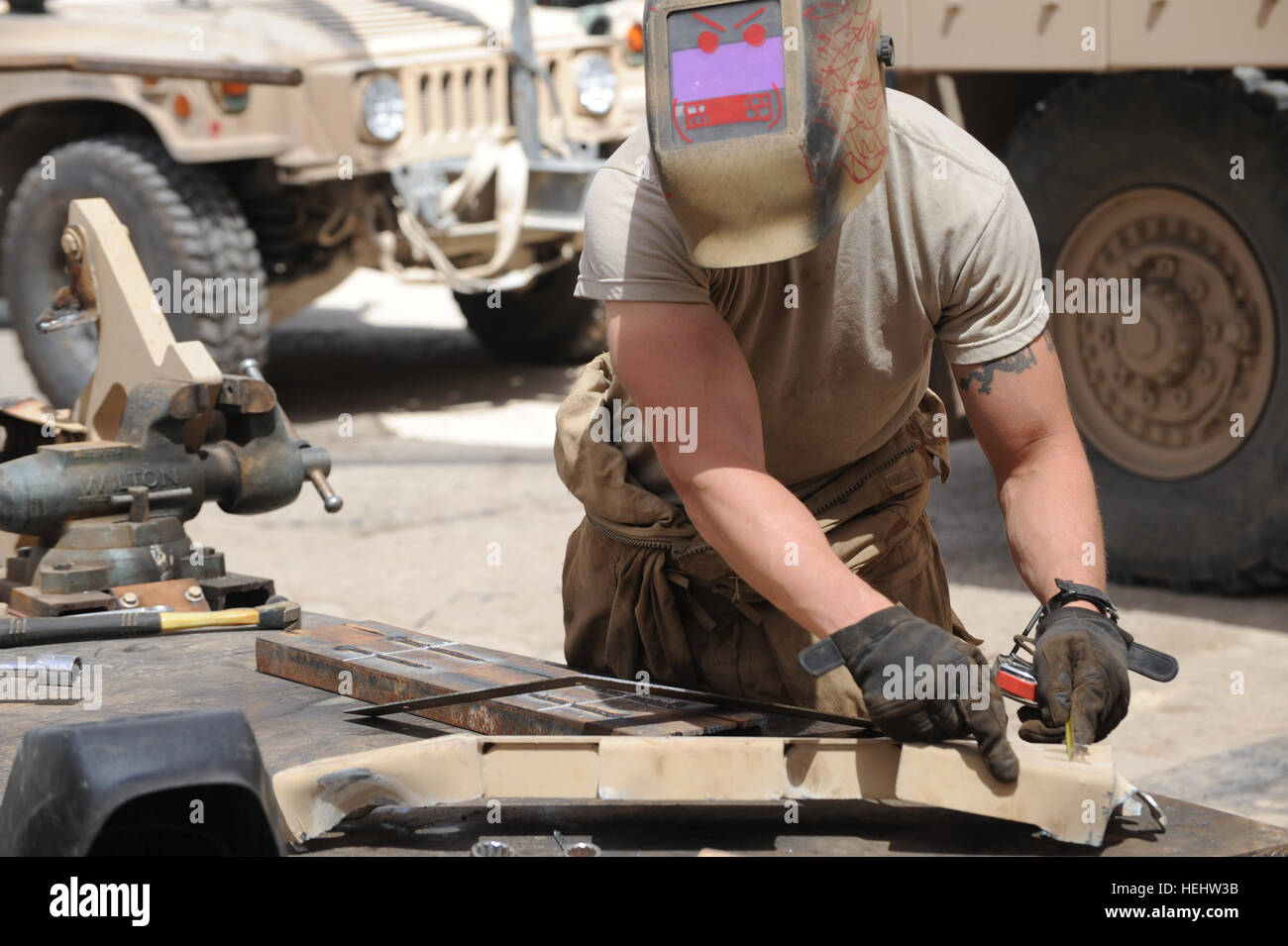 US Armee Sgt. Marty Vaughan von Roxboro, N.C., 2. Bataillon, 505. Fallschirm-Infanterie-Regiment, 3rd Brigade Combat Team, 82nd Airborne Division, nimmt eine Messung bei einer Reparatur auf eine Mine Resistant Ambush Protected Fahrzeug am gemeinsamen Sicherheit Station Loyalität, östlichen Bagdad, Irak, am 10. April. Kfz-Instandsetzung in Bagdad, Irak 166078 Stockfoto