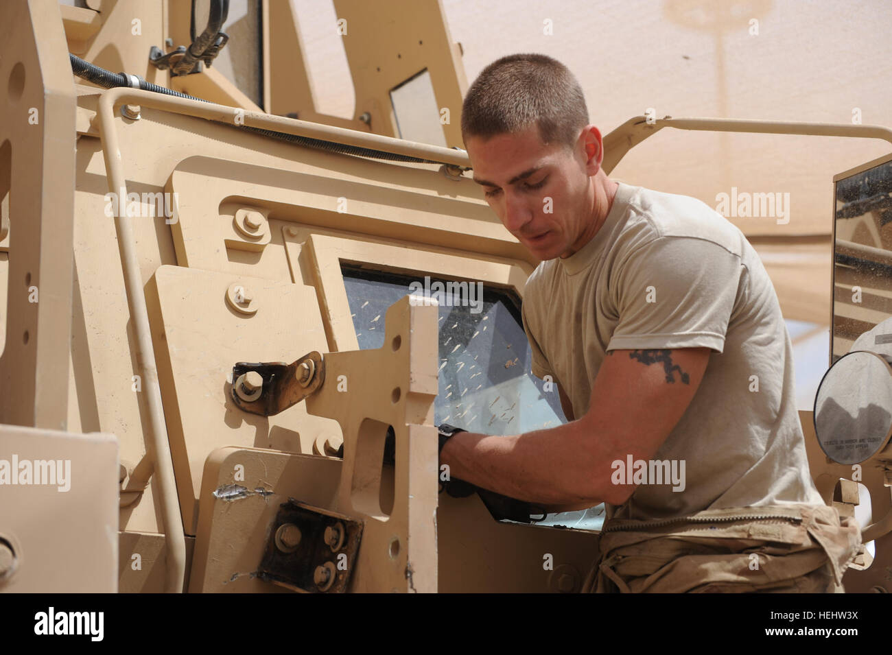 Sgt. Marty Vaughan von Roxboro, N.C., 2. Bataillon, 505. Fallschirm-Infanterie-Regiment, 3rd Brigade Combat Team, 82nd Airborne Division, installiert Rüstung Halterungen bei einer Reparatur auf eine Mine Resistant Ambush Protected Fahrzeug am gemeinsamen Sicherheit Station Loyalität, östlichen Bagdad, Irak, am 10. April. Kfz-Instandsetzung in Bagdad, Irak 166086 Stockfoto