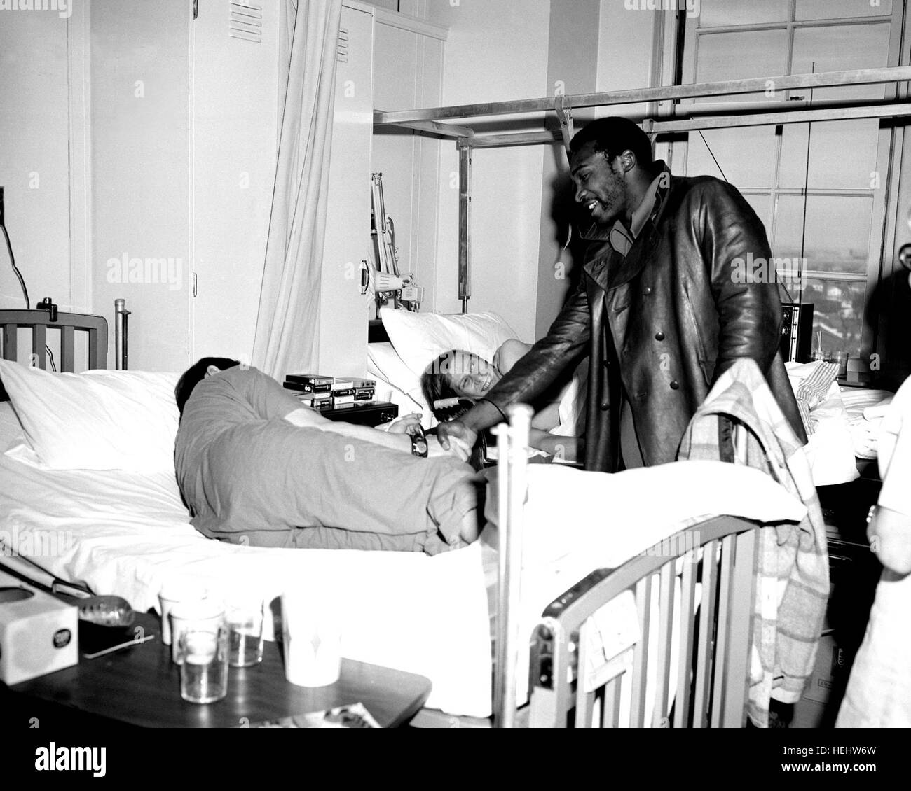 Profi-Fußballer Wendell Hayes von der Kansas City Chiefs schüttelt Patienten Hand Fitzsimons AKH. Wendell Hayes schüttelt die Hand des Patienten bei Fitzsimons Army Medical Center %%% C2 %%% B7 HA-SN-99-00647 Stockfoto