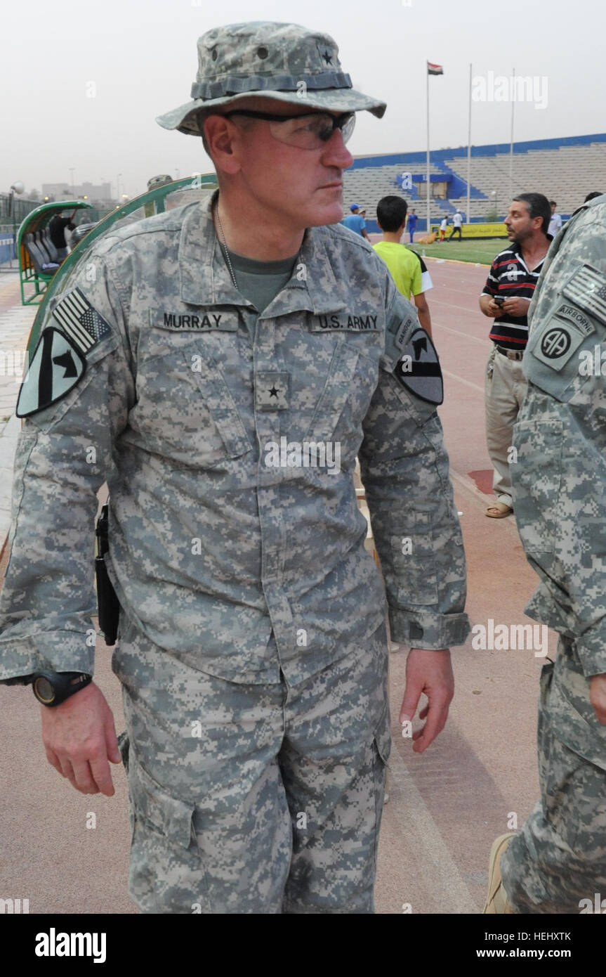 US Army Major General John Murray stellvertretender Kommandeur der 1. Kavallerie-Division besucht der Fußballplatz im Sha'ab Stadion in östlichen Bagdad, Irak, am 23. Mai 2009. US-Soldaten der 3. Brigade Combat Team, 82nd Airborne Division und irakische nationale Polizist beteiligen sich an einem öffentlichen Fußballturnier gesponsert von der FC-Einheit-Organisation. Fußballturnier in Bagdad 176516 Stockfoto