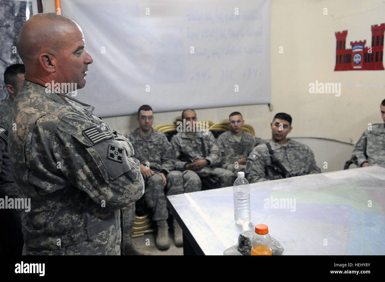 US Armee-Befehl Sgt. Major Lawrence Wilson aus Austin, Texas, Befehl Sergeant-Major für Multi-National Force - Irak, spricht mit US-Soldaten der Brigade spezielle Truppen Bataillon, 3. Brigade Combat Team, 82nd Airborne Division, am gemeinsamen Sicherheit Station Loyalität, östlichen Bagdad, Irak, am 8. Juni. Command Sergeant Major Wilson diskutiert die wichtige Aufgabe, die die Soldaten als Bekämpfung Ingenieure dafür verantwortlich, dass lokale Straßen frei von improvisierten Sprengkörpern durchführen. Command Sergeant Major Wilson Coins Soldaten in Bagdad, Irak 179009 Stockfoto