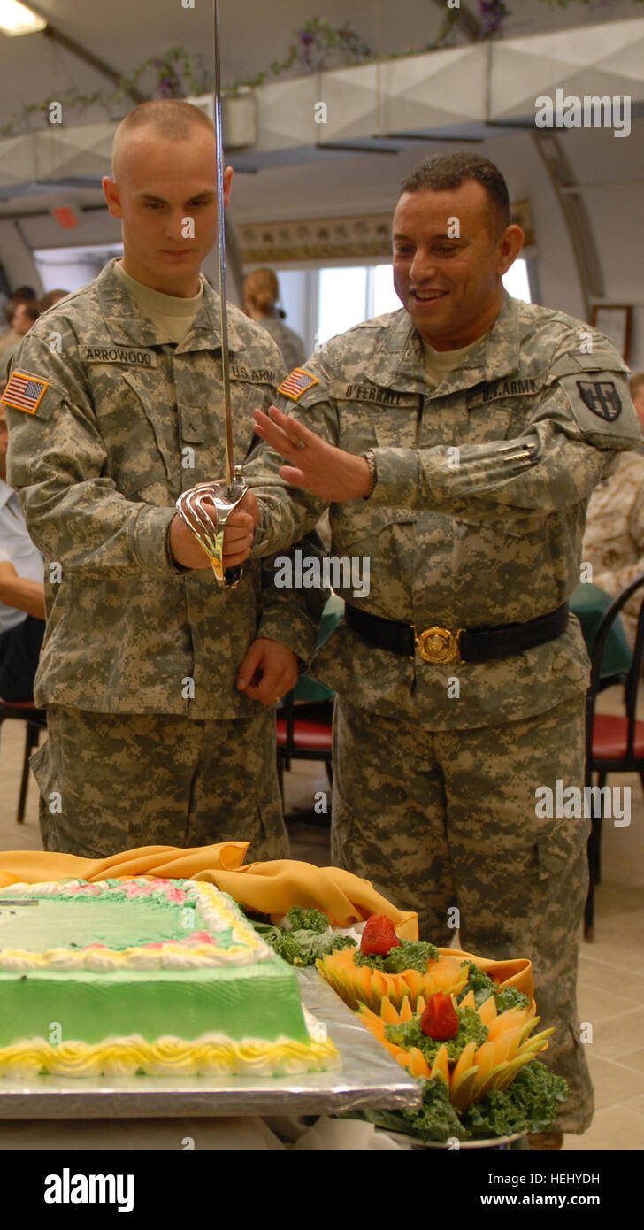 GUANTANAMO BAY auf Kuba – US Army National Guard Major General Rafael O'Ferrall stellvertretender Kommandeur der Joint Task Force Guantanamo, eingesetzt mit der Puerto Rico Army National Guard, schneidet einen Kuchen in der Armee 234. Geburtstag mit Pvt. Levi Arrowood, 12. Juni 2009 mit der 525th Military Police Battalion, bereitgestellt. Die frühen Feier wurde an die Seaside Galeere hier am US Naval Base Guantánamo Bay, Kuba durchgeführt. JTF Guantanamo führt sicher, humane, rechtliche und transparente Pflege und Obhut der Gefangenen, einschließlich der Militärkommission und die verurteilten bestellt freigegeben. Die J Stockfoto