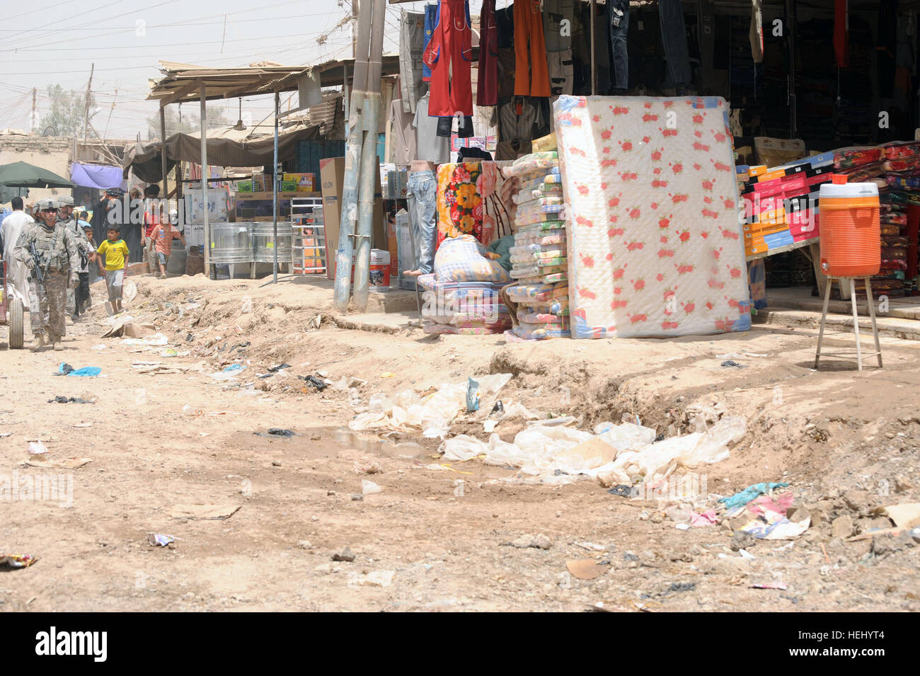 US-Soldaten von Alpha Company, 2. Bataillon, 505. Fallschirm-Infanterie-Regiment, 3rd Brigade Combat Team, 82nd Airborne Division, nach unten einen belebten Markt Straße im östlichen Bagdad, Irak, Juni 21. Die Projekte umfassen Marktgebiete, Straßenpflaster und lokalen Kanalisation zu verbessern. Soldaten zu zivilen Verbesserungsprojekte 182878 bewerten Stockfoto