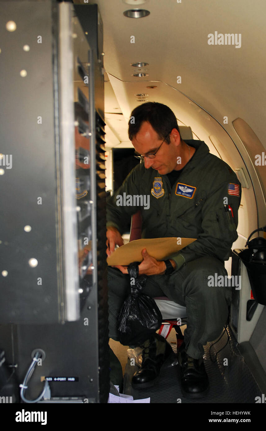 Ein Pilot des 130th Airlift Wing führt am 11. Juni eine Hochwasserschadensanalyse in Indiana durch und fliegt ein Reconnaissance Cargo-26B Flugzeug, um Live-Bilder für die Indiana National Guard zu liefern. Stockfoto