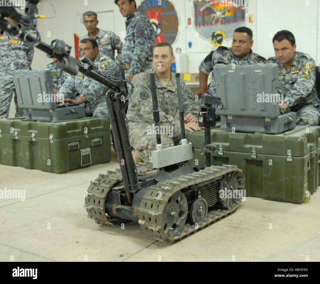 Staff Sgt Joseph Ray (Mitte), von Baton Rouge, Louisiana, beobachtet, wie seine Schüler 2. nationalen Polizisten Arbeiten des Talon-Roboters, Juni 24. Die Klasse war Teil einer dreitägigen Kurs auf die Route Clearance lehrte an der 225. Ingenieur-Brigade Aufgabe Force Iron Claw Academy im Camp Liberty. Erste irakische Nationalpolizei Diplom-Ingenieur-Akademie 182480 Stockfoto