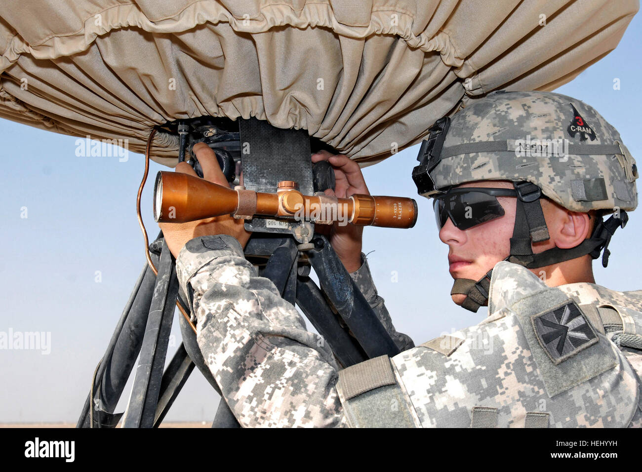 090628-A-4276-002 (Notennummer) Pfc. Dustin Clark, gebürtig in Dayton, Ohio und ein Counter Rocket, Artillerie und Mörser Systeme Operator passt die Sehenswürdigkeiten auf einem Radarsystem in Kontingenz Operating Base Basra.  Clark und andere Mitglieder der Echo-Batterie, 4. Bataillon, 5. Luft-Verteidigung-Artillerie-Regiment, C-RAM von Fort Hood, Texas, gehen jeden Tag, um sicherzustellen, dass die C-RAM-Systeme indirektes Feuer-Angriffe wie Mörser und Raketen erkennen können. (US Armee-Foto von Pfc. J.Princeville Lawrence Flickr - die US-Armee - Radar-System-Kalibrierung Stockfoto