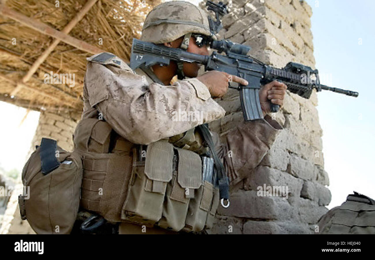 MAIN POSHTEH, AFGHANISTAN - Juli 2: A US Marine von 2. Marine Expeditionary Brigade, RCT 2nd Battalion 8. Marines Echo Co. aussieht, um seine Waffe zu schießen, wie sie den Feind während dem Beginn der Operation Khanjari am 2. Juli 2009 in Main Poshteh, Afghanistan engagieren. Die Marines sind Teil eines Vorgangs zu Bereichen in der südlichen Provinz Helmand, die Taliban-Kämpfer als Nachschub Route verwenden und die afghanischen Bevölkerung für die bevorstehenden Präsidentschaftswahlen vorbereiten helfen.  (Foto: Joe Raedle/Getty Images)   Original Dateiname: GYI0057828177.jpg uns marine Soldat Stockfoto