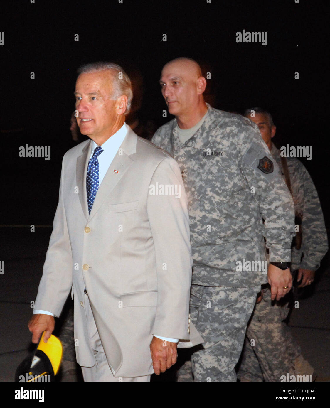 Vize-Präsident Joe Biden kommt am internationalen Flughafen von Bagdad am 2. Juli nach mit General Ray Odierno, Kommandeur, Multi-National Force - Irak. Vize-Präsident Biden kommt in Bagdad 184802 Stockfoto