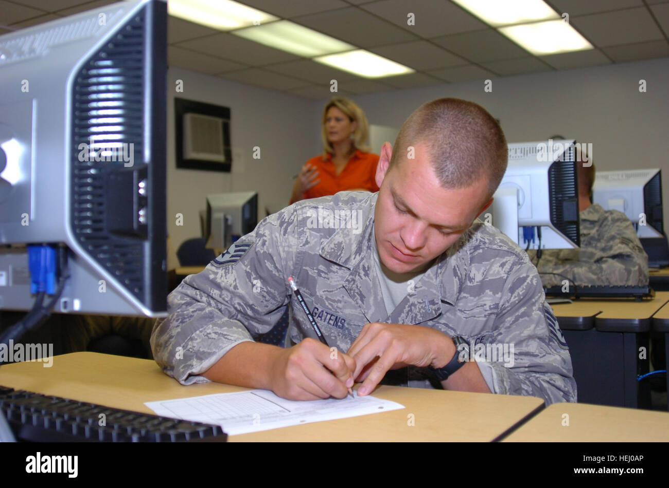 GUANTANAMO BAY auf Kuba – West Virginia Air Force National Gardist Staff Sgt Brian Gatens, hier mit der 474th Expeditionary Bauingenieur-Geschwader zur Unterstützung der Joint Task Force Guantanamo, Bleistifte in seinem Versuch, verwaltet vom Büro Navy-College in US Naval Station Guantanamo Bay, 10. Juli 2009 bereitgestellt. Navy College Büro stellt Service-Mitglieder mit Informationen zu Bildungschancen und Vorteilen sowie aufsichtführenden für Hochschule und Weiterbildung-Tests. JTF Guantanamo durchführt, sichere, humane, rechtliche und transparente Pflege und Obhut der Gefangenen, einschließlich th Stockfoto