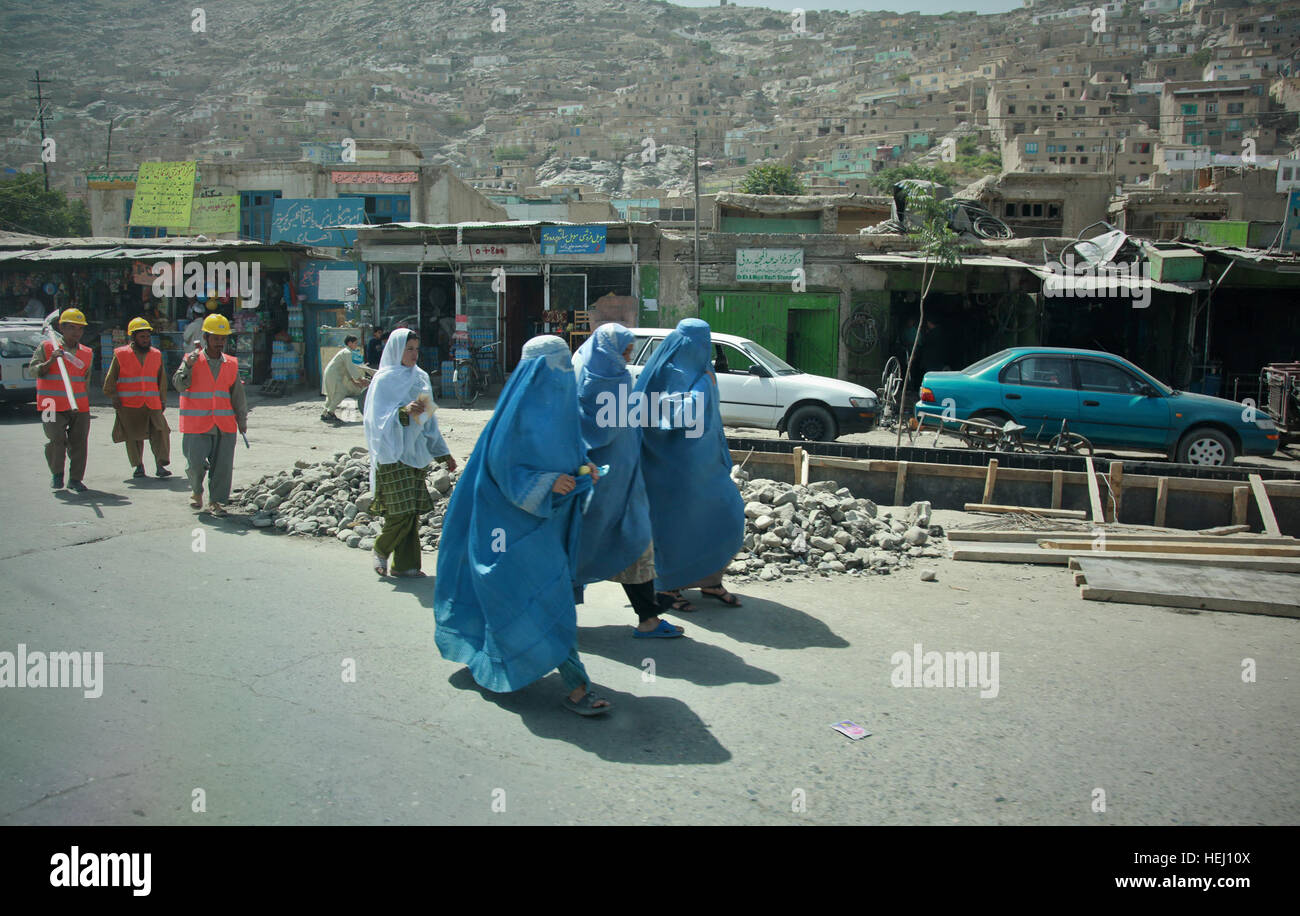 Drei afghanische Frauen, richtige, tragen lokale weibliche Trachtenmode, während eine andere Frau, links, moderne Kleidung, 28. Juli 2009, Kabul, Afghanistan trägt. In der Vergangenheit war es zwingend notwendig, für alle Frauen, die traditionelle lokale weibliche Outfit zu tragen; Diese Regel wird nicht mehr erzwungen. Operation Enduring Freedom 192687 Stockfoto