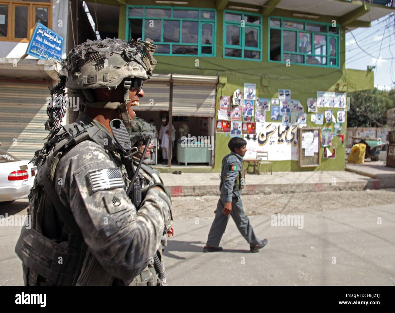 Provinz KUNAR, Afghanistan – US Army Staff Sgt Michael Cruz von Cortland, N.Y., führt eine Patrouille mit afghanischen nationalen Sicherheitskräfte durch die Straßen von Asadabad Stadt im östlichen Afghanistan Provinz Kunar, Aug. 19. Cruz wird bereitgestellt, mit dem 1. Bataillon, 32. Infanterie-Regiment, 3rd Brigade Combat Team, 10th Mountain Division, die derzeit als Teil der Task Force Mountain Warrior dienen wird. (Foto: U.S. Army Staff Sgt Andrew Smith, 55. Signal Company) US-Soldaten patrouillieren in den Straßen von Asadabad Stockfoto