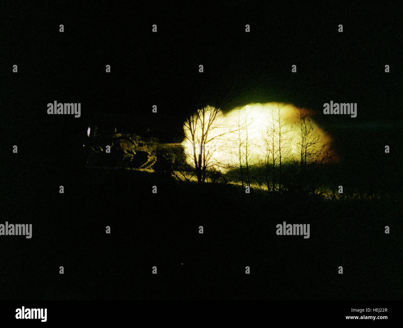 Die Kanone ein M60A1 Panzer feuert während einer Übung auf der Boydston-Range von der Armee-Rüstung Mitte feuern. M60A1 Panzer feuern, 1982 Stockfoto