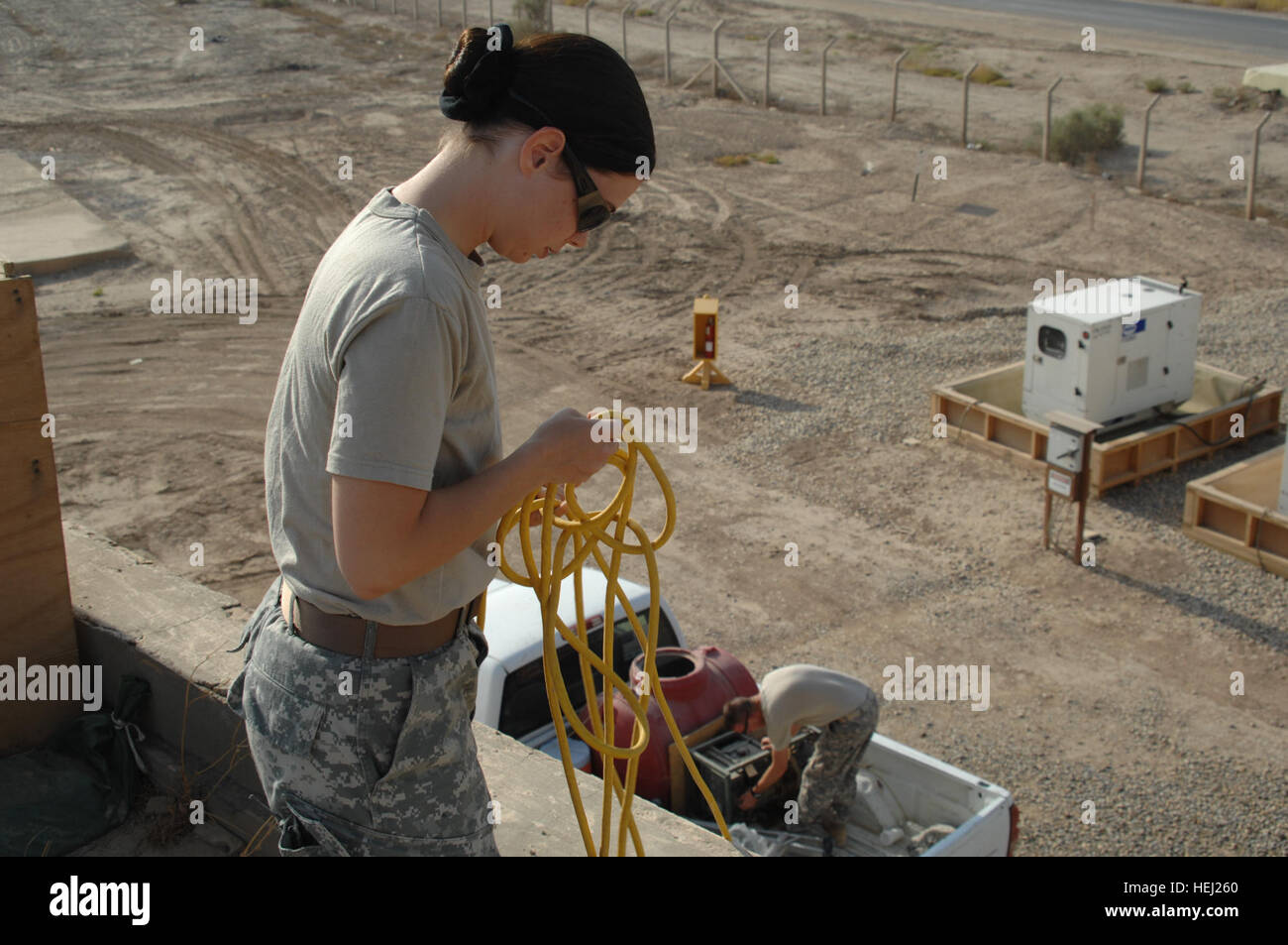 PFC. Alysha Gleason, zugewiesen Counter-Rocket, Artillerie und Mörser Team, Echo-Batterie, Hauptbahnhof 4. Bataillon, 5. Air Defense Artillerie-Brigade, Verhalten Wartung auf dem Radar in Vorwärts operative Basis Delta, im Südirak, Aug. 22. Radar Wartung 197803 Stockfoto
