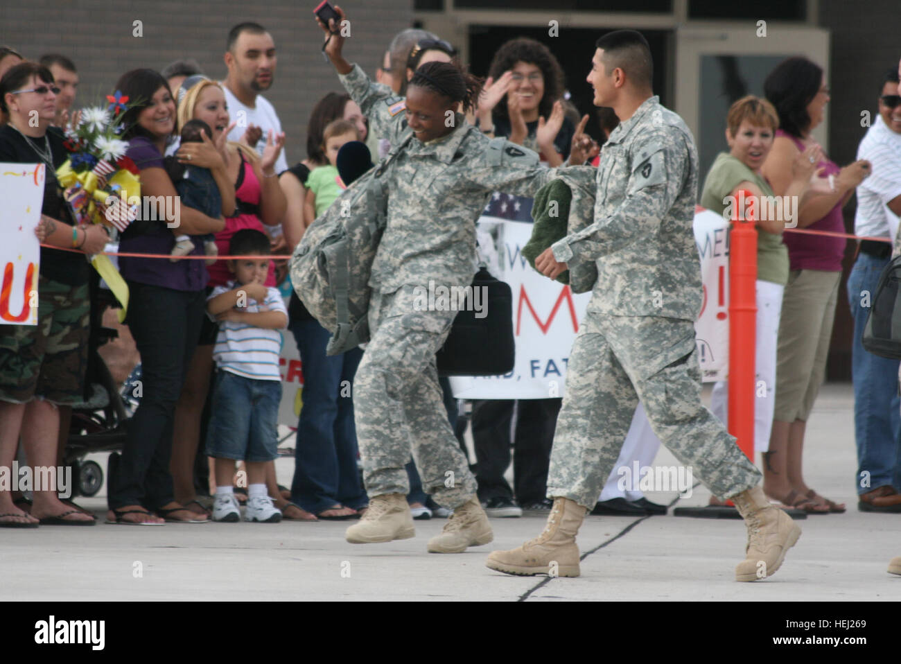 Pvt. Rachel Woods zugewiesen, 3. Bataillon, 133. Feldartillerie-Regiment, 56. Infanterie Brigade Combat Team, springt vor Freude, wie geht sie vor Familie und Freunden, die ihre Einheit aus dem Irak bei Biggs Army Airfield Hause willkommen geheißen. Es ist Home Sweet Home %%% E2 %%% 80 %%% 93 Ehepartner Aktien Freude, Vater erzählt Sohn Bürste mit IED-Anschlag 199435 Stockfoto