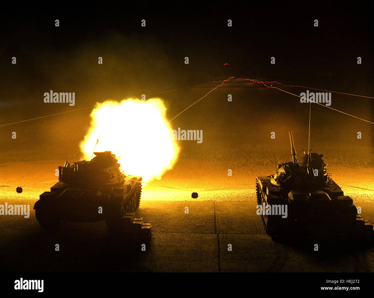 Die Kanone ein M60A1 Panzer feuert während einer Übung auf der Boydston-Range von der Armee-Rüstung Mitte feuern. M60A1 Panzer während des Trainings ein Feuer Stockfoto