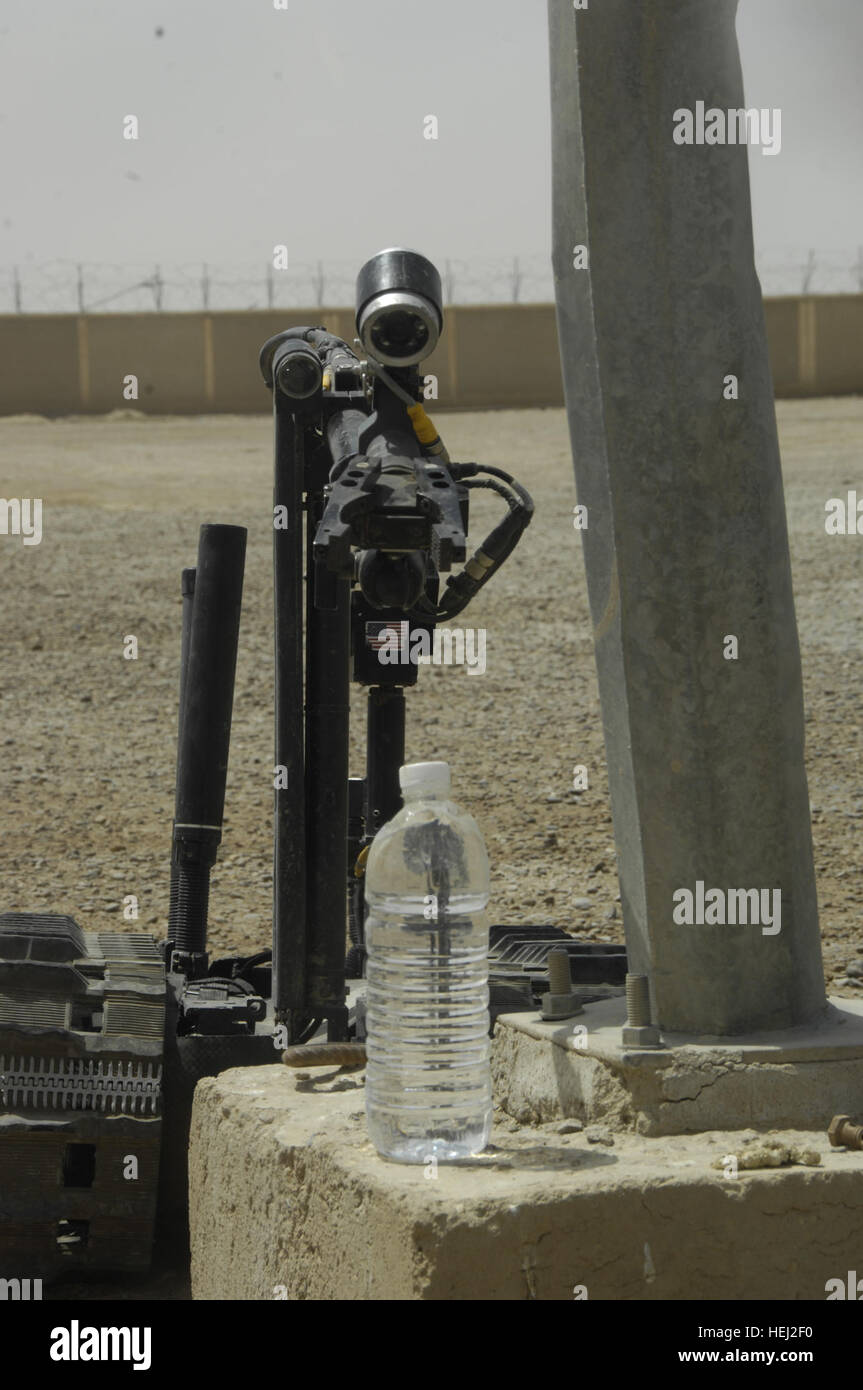 Die MC-130E/H Talon II bereitet sich auf eine Flasche Wasser während einer Schulung auf Lager Sperber in Mayson, Irak, Sept. 1 abholen. US-Soldaten, das 4. Bataillon, 6. Infanterie-Regiment, 4th Brigade Combat Team, 1. US-Panzerdivision, zugewiesen ausgebildet irakische Soldaten aus der 38. irakische Armee Brigade, auf den Betrieb des Roboters Sprengstoff Gefahren. Waffe-Cache 201291 Stockfoto