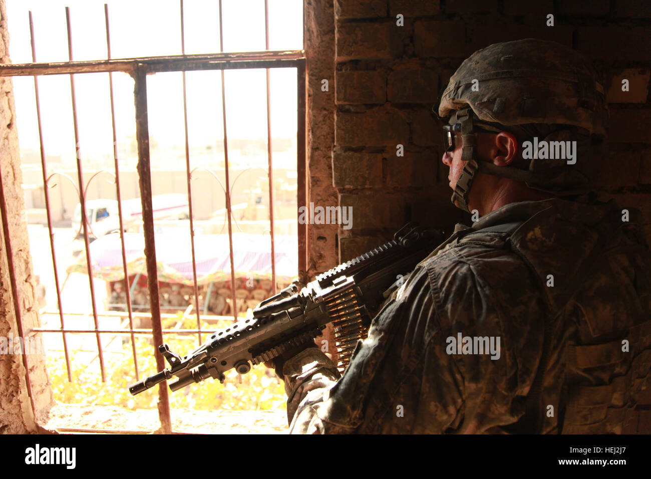 US Army Spc. Jason Barron, zieht von Steubenville, Ohio, 1. Bataillon, 8. Kavallerie, 2nd Brigade Combat Team, 1. Kavallerie-Division zugewiesen Sicherheit aus dem zweiten Stock eines nahe gelegenen Gebäudes während einer irakischen Polizeistation Validierung, Hawija, Irak, 3. Sept.. Polizeistation Validierung 201490 Stockfoto