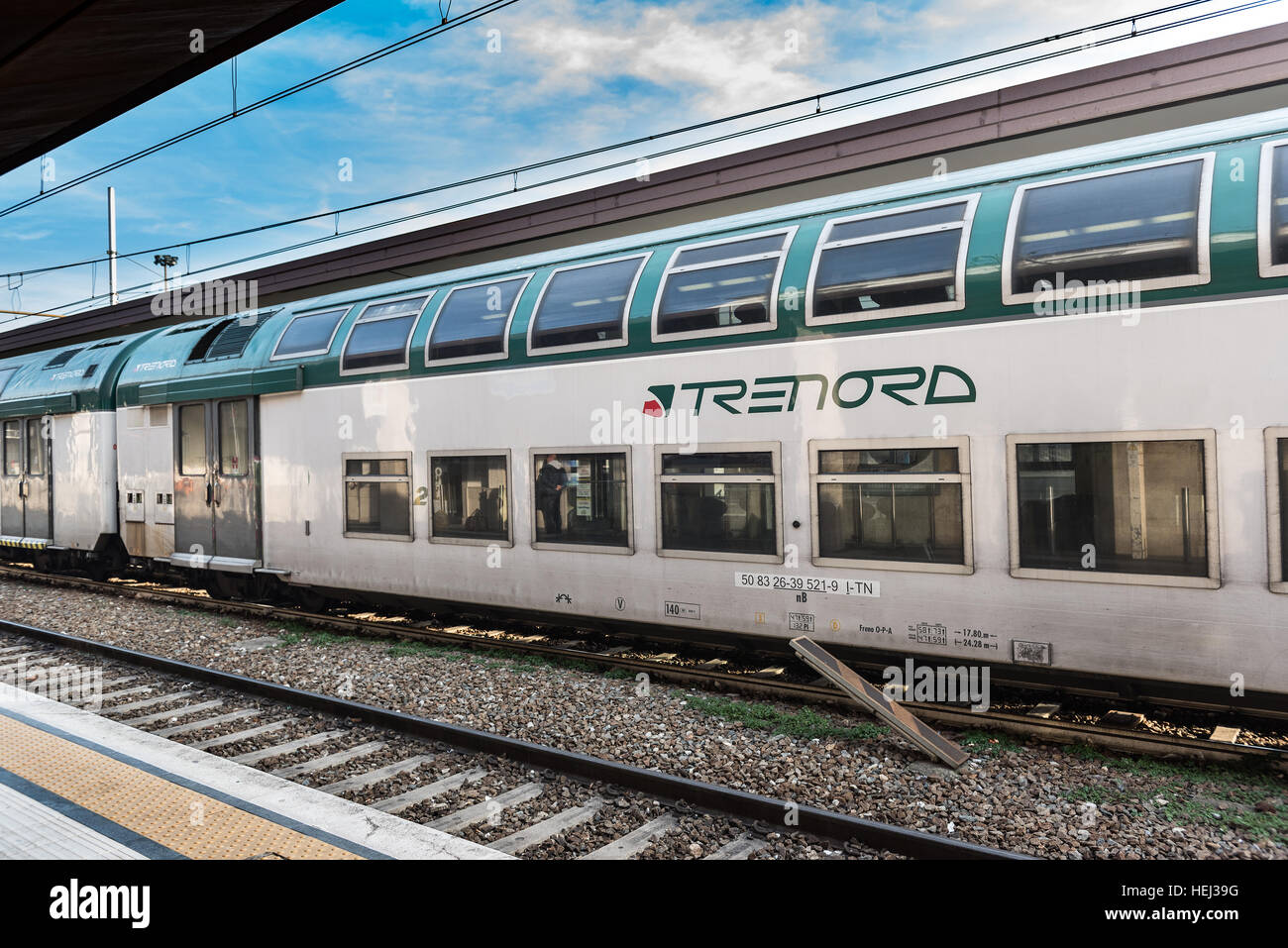 Zug der lokalen italienischen Firma Trenord am Bahnhof der Stadt Bergamo. Stockfoto