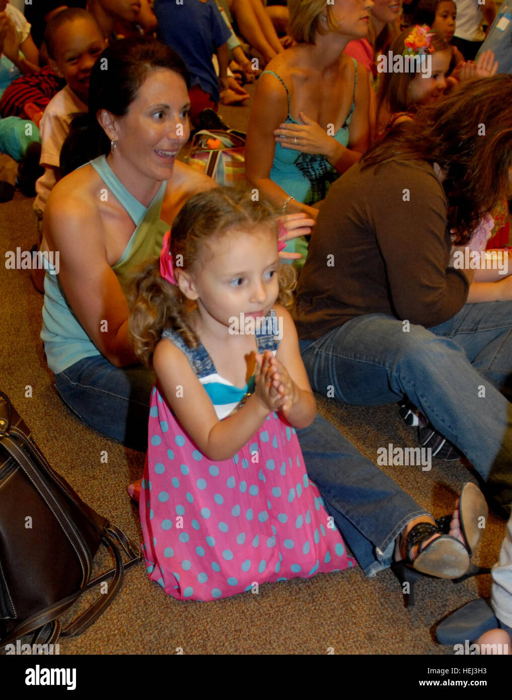 Steffanie Beissel und ihre Tochter Reagan, 3, hören Sie die Geschichte "Wie ein American Pie Backen" während der Veranstaltung mit "Erzähl mir eine Geschichte", Sept. 16, an der Aliamanu militärische Reservierung Community Center. US Army 52299 "Sagen Me A Story" fördert akademischen, emotionale Verbindungen Stockfoto