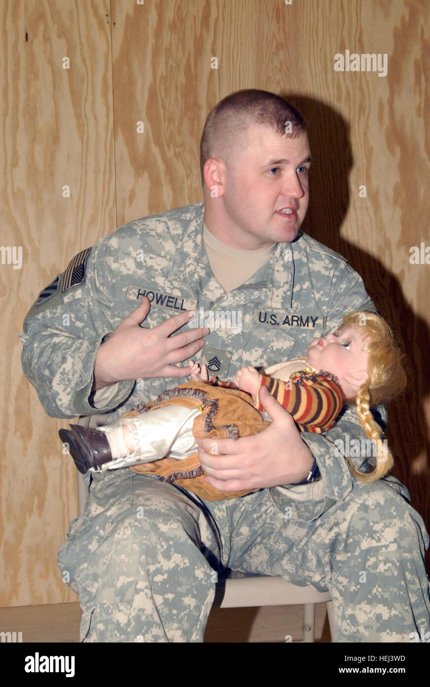 Staff Sgt Chris Howell, Sanitäter, die Firma A, 2. Bataillon, 5. Kavallerie-Regiment, 1st Brigade Combat Team, 1. Kavallerie-Division zugewiesen zeigt eine Babypuppe irakischen Rettungsassistenten den richtigen Weg, Atemwege in ein kleines Kind zu überprüfen. Keine CPR-Attrappen standen zur Verfügung, so dass die Iraker eine Babypuppe der Klasse an der gemeinsamen Sicherheit Station gebracht, Sept. 17. Howell, ein Eingeborener von Copperas Cove, Texas, wurde neun Jahre in der Armee und ist auf seinem vierten Einsatz. CAV-Mediziner trainieren irakischen Ersthelfer 205078 Stockfoto