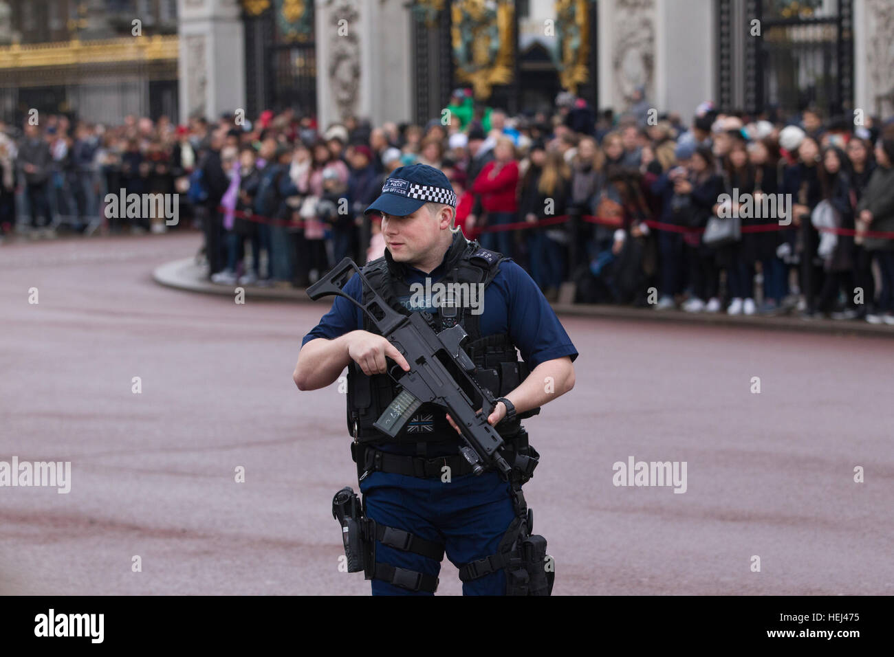 Bewaffnete Polizei sorgen für Sicherheit bei der Wachablösung vor dem Buckingham Palace, London, England, UK Stockfoto