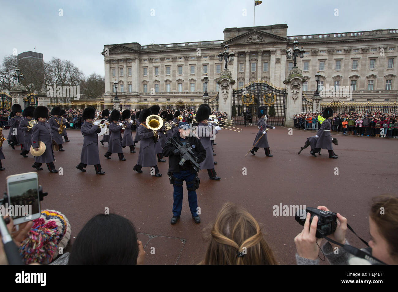 Bewaffnete Polizei sorgen für Sicherheit bei der Wachablösung vor dem Buckingham Palace, London, England, UK Stockfoto