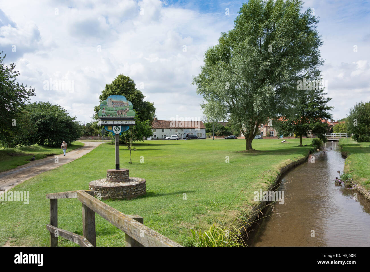 Ortsschild auf grün, South Creake, Norfolk, England, Vereinigtes Königreich Stockfoto