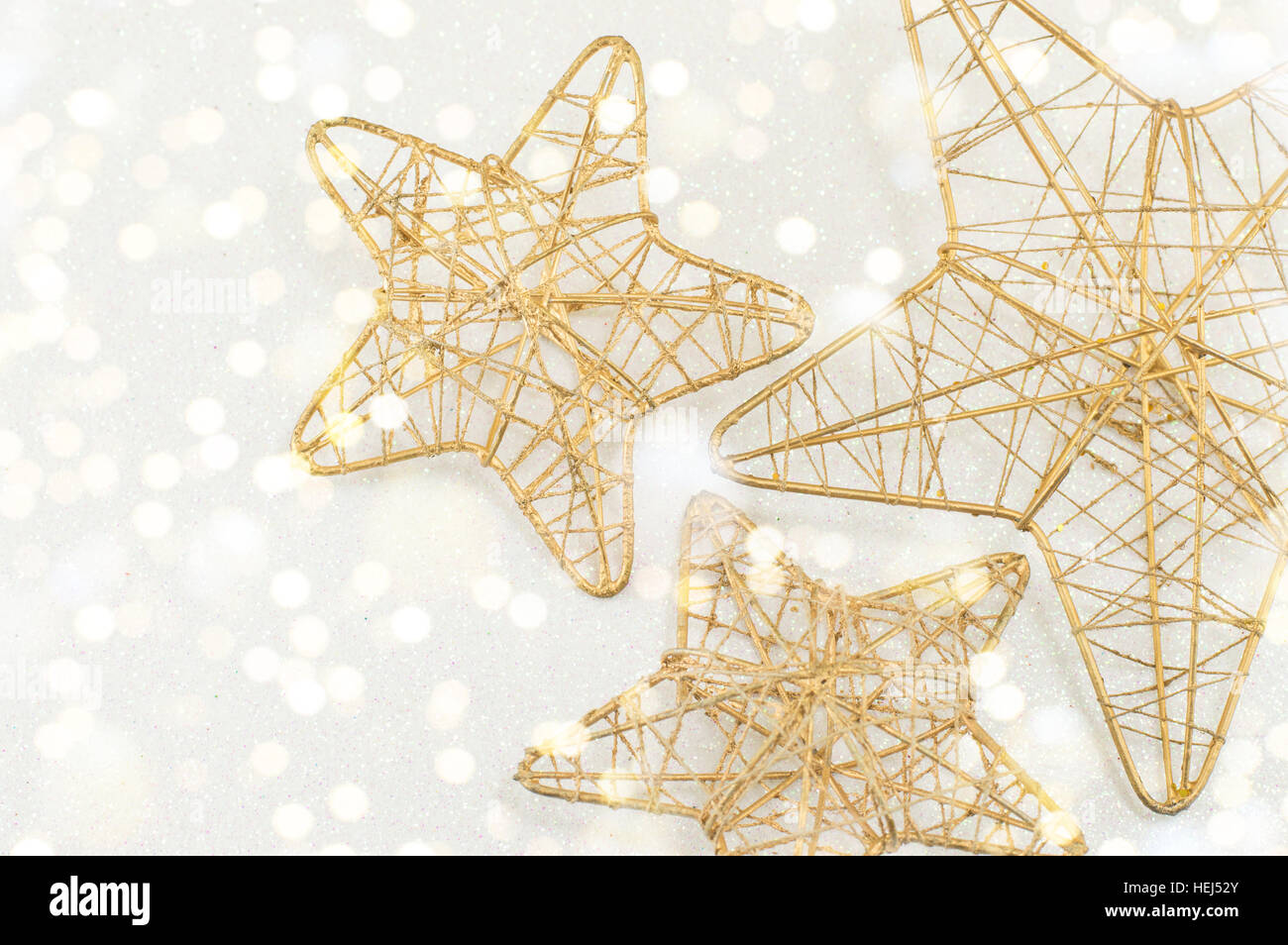 Sternförmige Weihnachtsverzierungen auf glänzenden Hintergrund Stockfoto