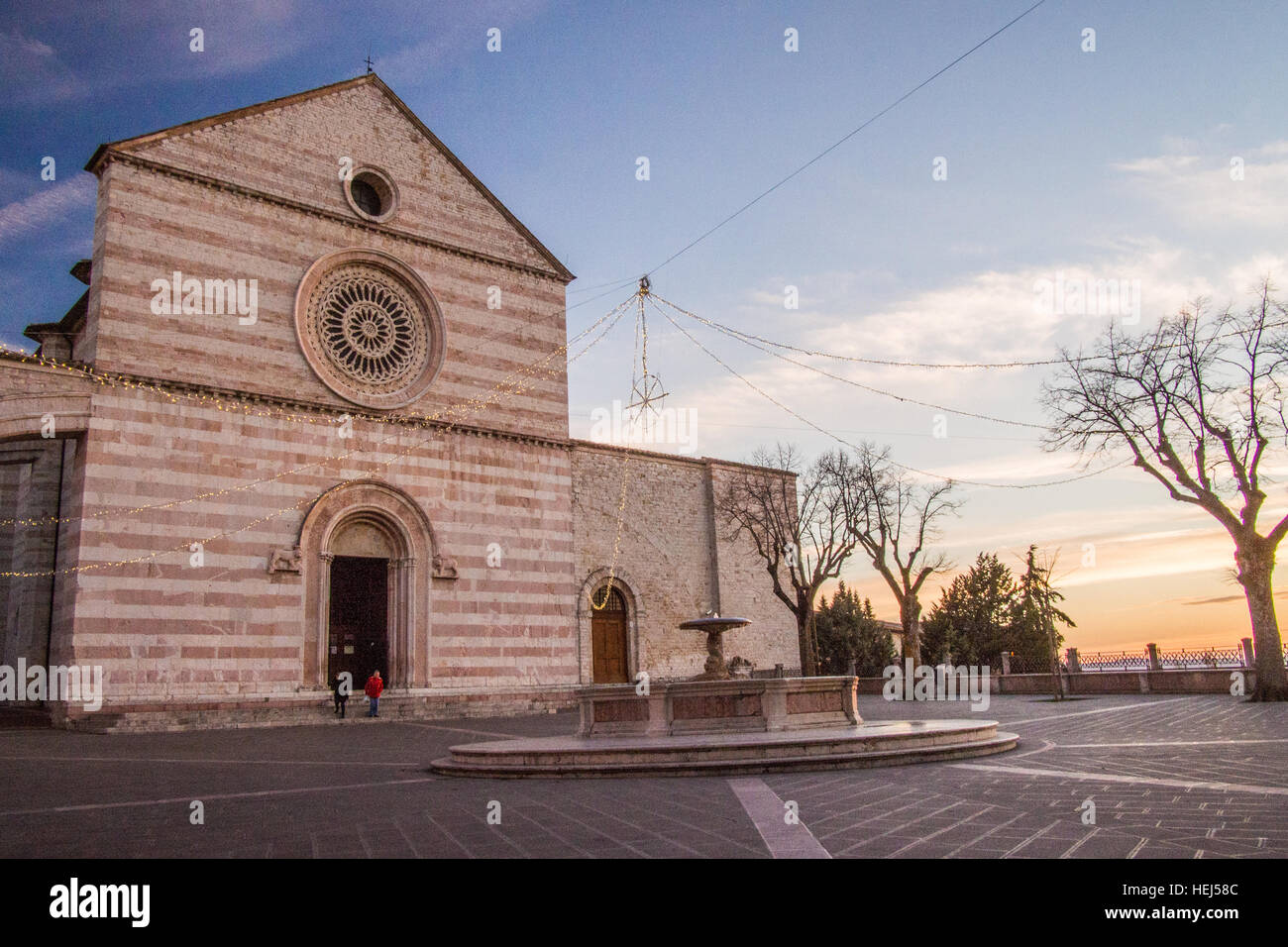 Basilika der Heiligen Klara (Santa Chiara) in der Stadt Assisi, Provinz Perugia, Umbrien, Italien. Stockfoto