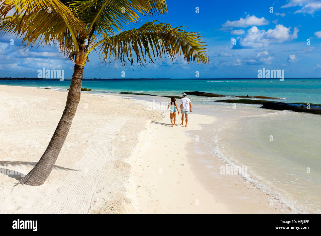 Junges Paar Wandern entlang dem Strand an der Riviera Maya, Playa del Carmen, in der Nähe von Cancun, Mexiko Stockfoto