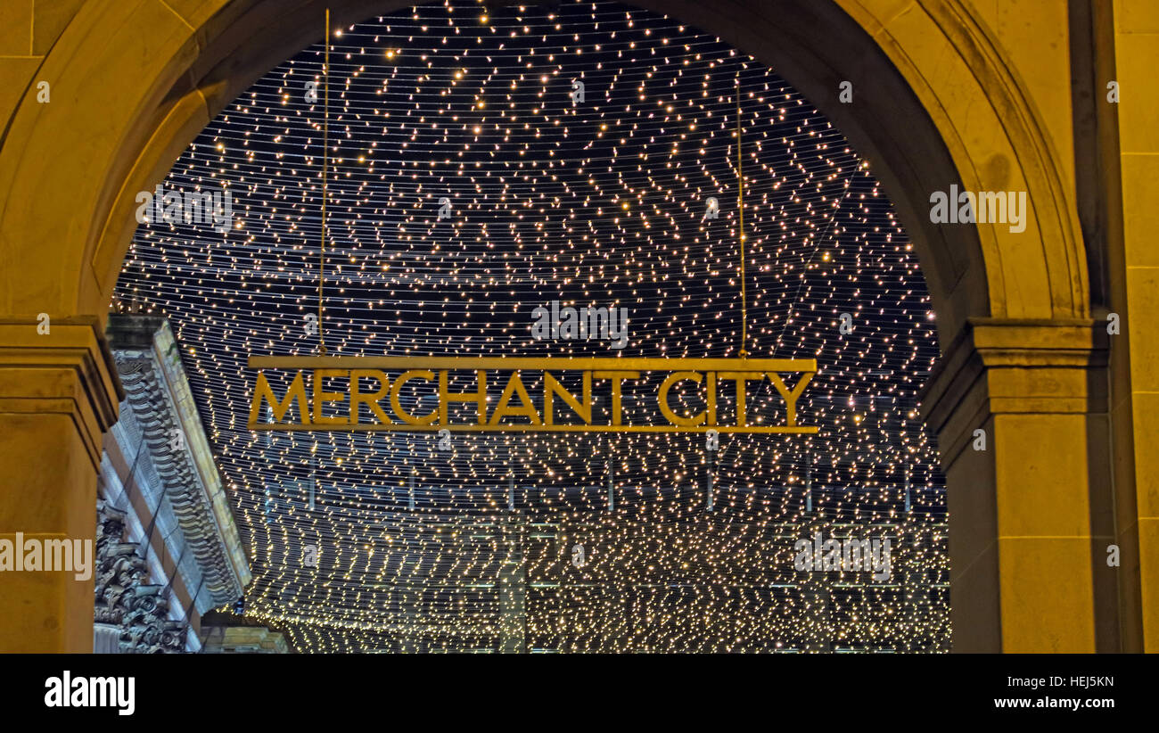 Glasgow-Gebäude von der Merchant City, Schottland in der Nacht - Eingangstor Stockfoto