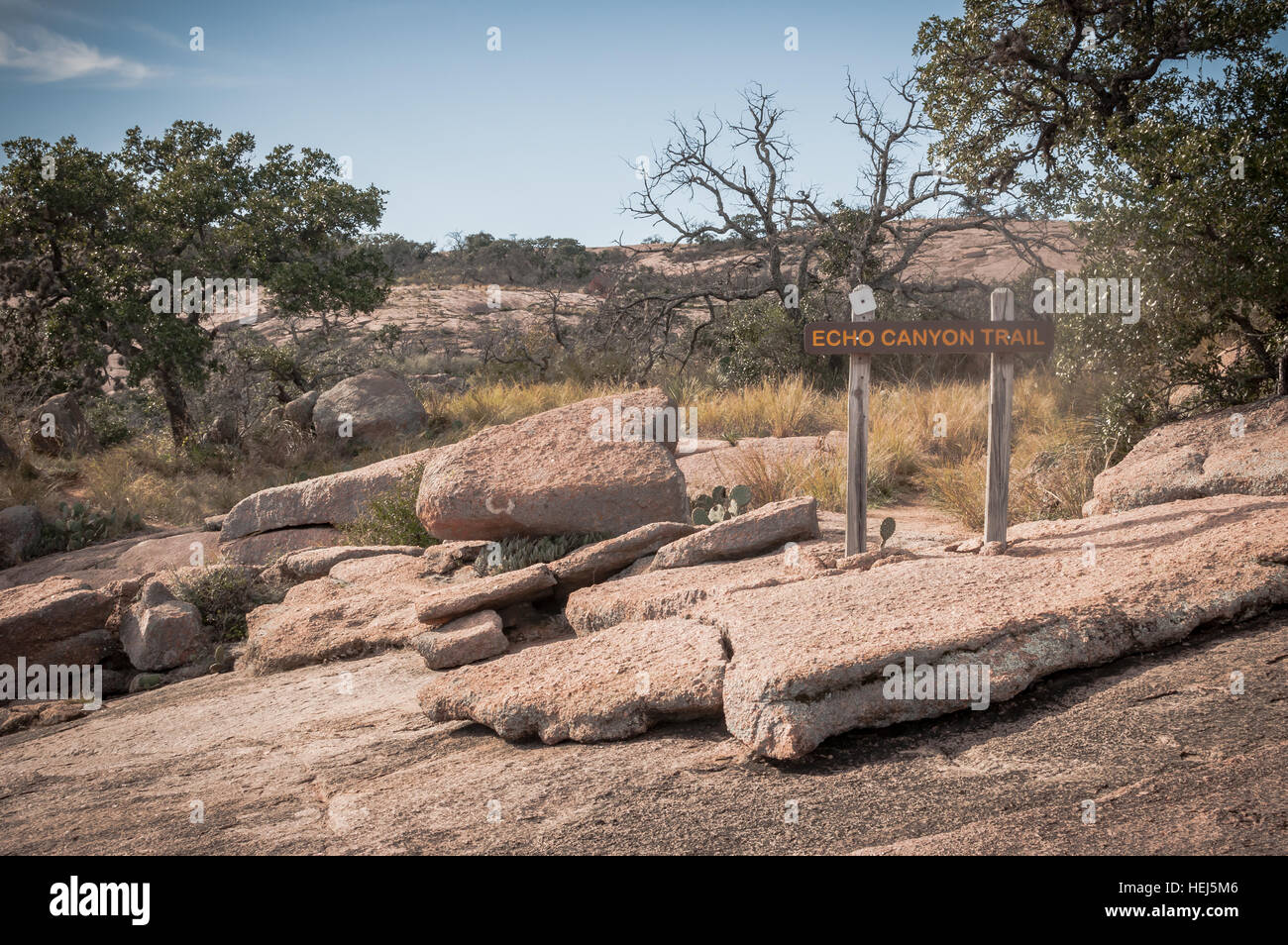 Trail-Marker zu Beginn der Echo Canyon Trail im Enchanted Rock Park in Fredericksburg, TX, USA Stockfoto