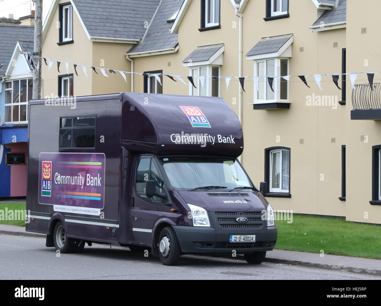 Banking im Westen Irlands - eine mobile Bank für Kunden in Waterville, County Kerry, Irland warten Stockfoto