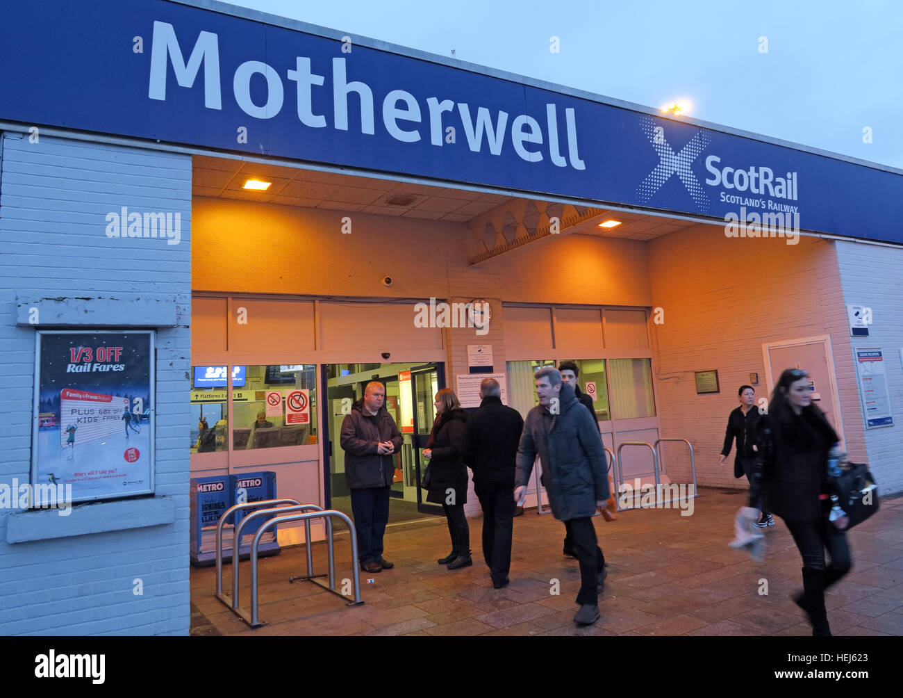 ScotRail Bahnhof Motherwell, North Lanarkshire, Schottland, UK in der Abenddämmerung Stockfoto
