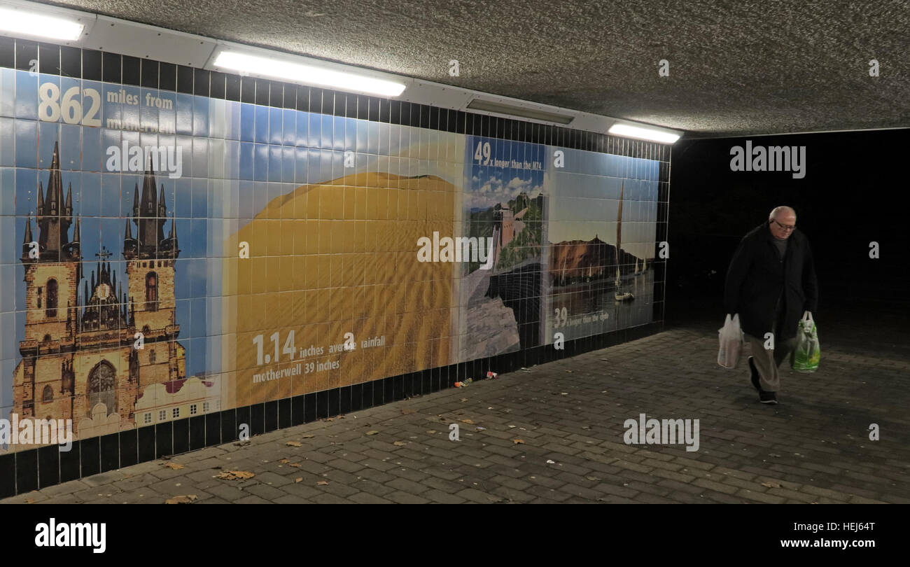 Motherwell Stadtzentrum Unterführung bei Nacht, Lanarkshire, Schottland, UK mit shopper Stockfoto