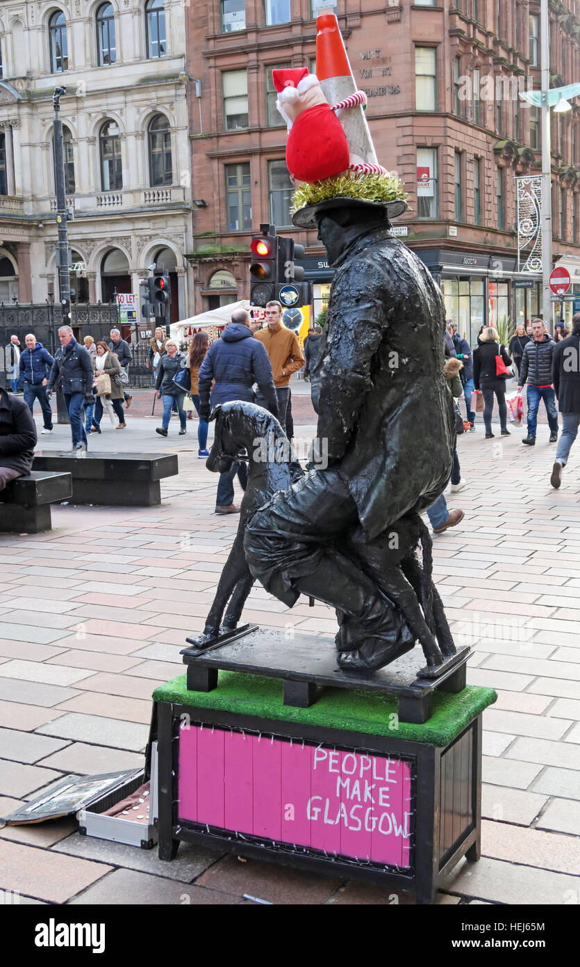 Menschen machen Glasgow Busker, Buchanan Street, Entertainer, Strathclyde, Glasgow, Schottland - mit Verkehr Kegel Stockfoto