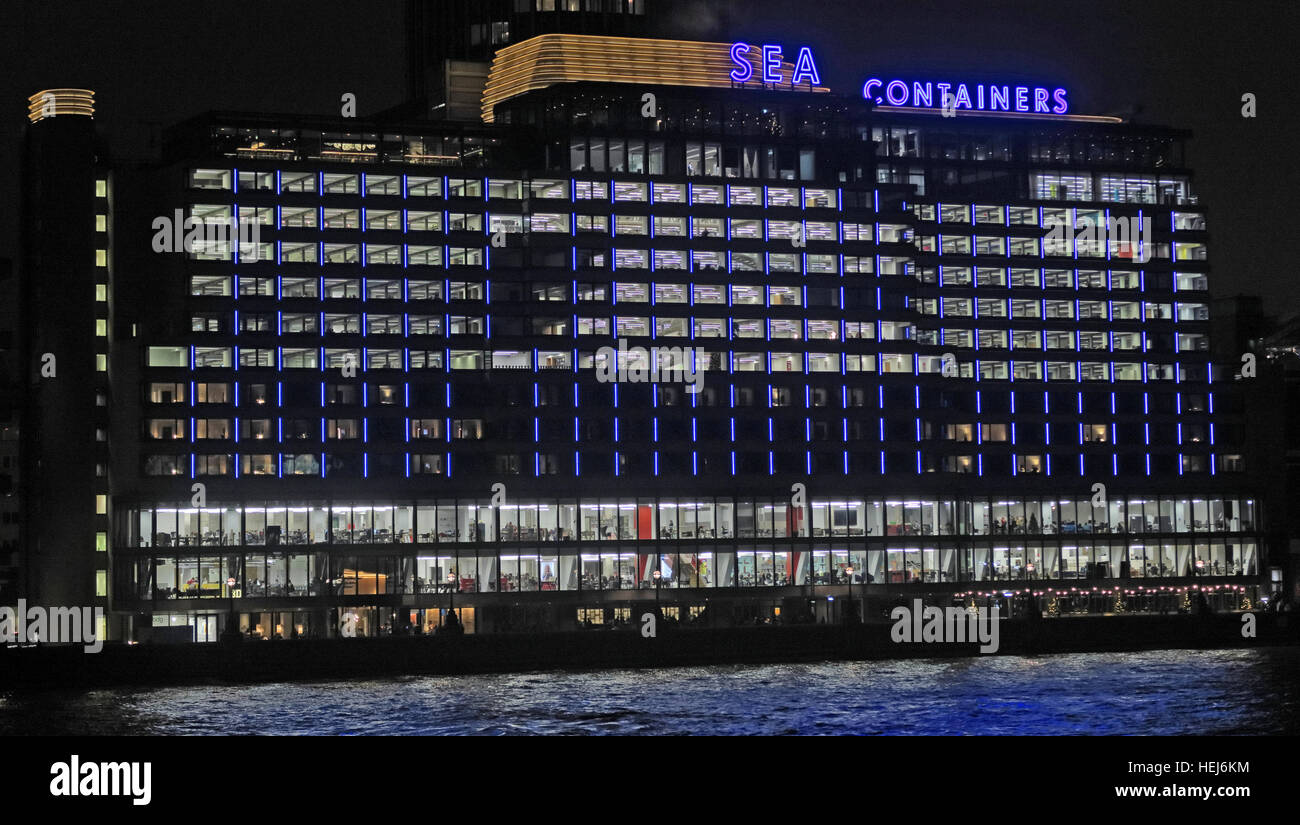 Abenddämmerung im Sea Containers House, River Thames, London, England, Großbritannien bei Nacht Stockfoto