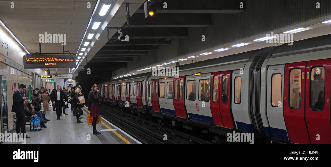 Circle Line-Zug und Passagiere, die Londoner u-Bahn, England, UK Stockfoto