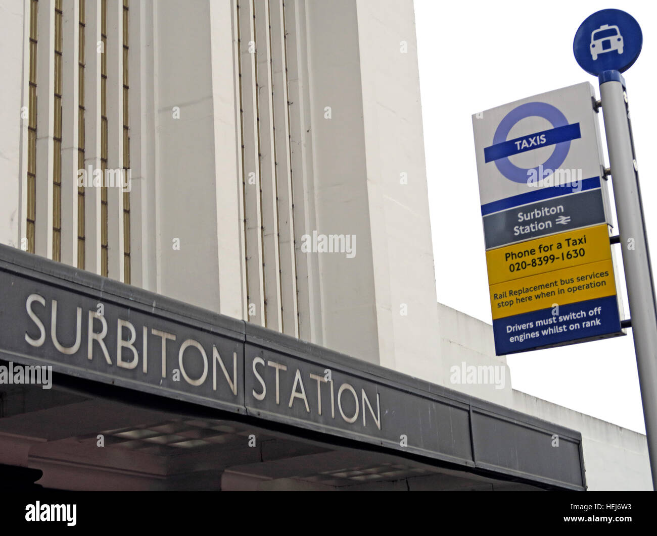 Bushaltestelle vor dem Bahnhof Surbiton, S-Züge, West London, England, Großbritannien und Busverbindungen Stockfoto
