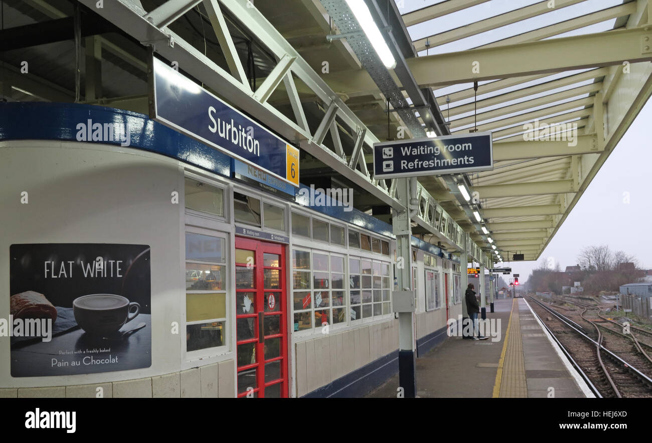 Surbiton Railway Station Wartezimmer auf Bahnsteig 3, Kingston, West-London, England, Vereinigtes Königreich Stockfoto