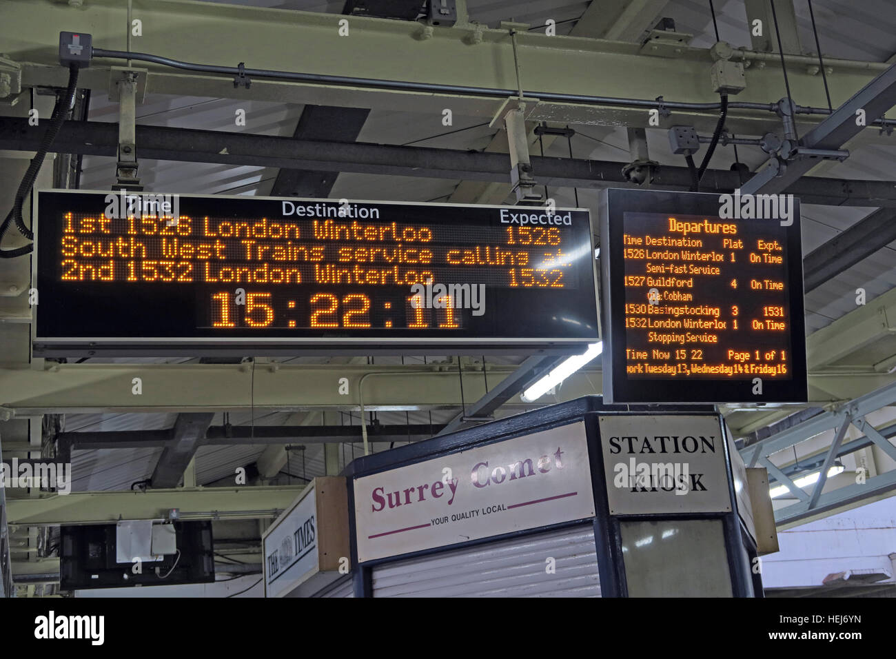 Weihnachten festlich Humor auf South West Trains Informationen anzeigt, Central London, England, UK Stockfoto