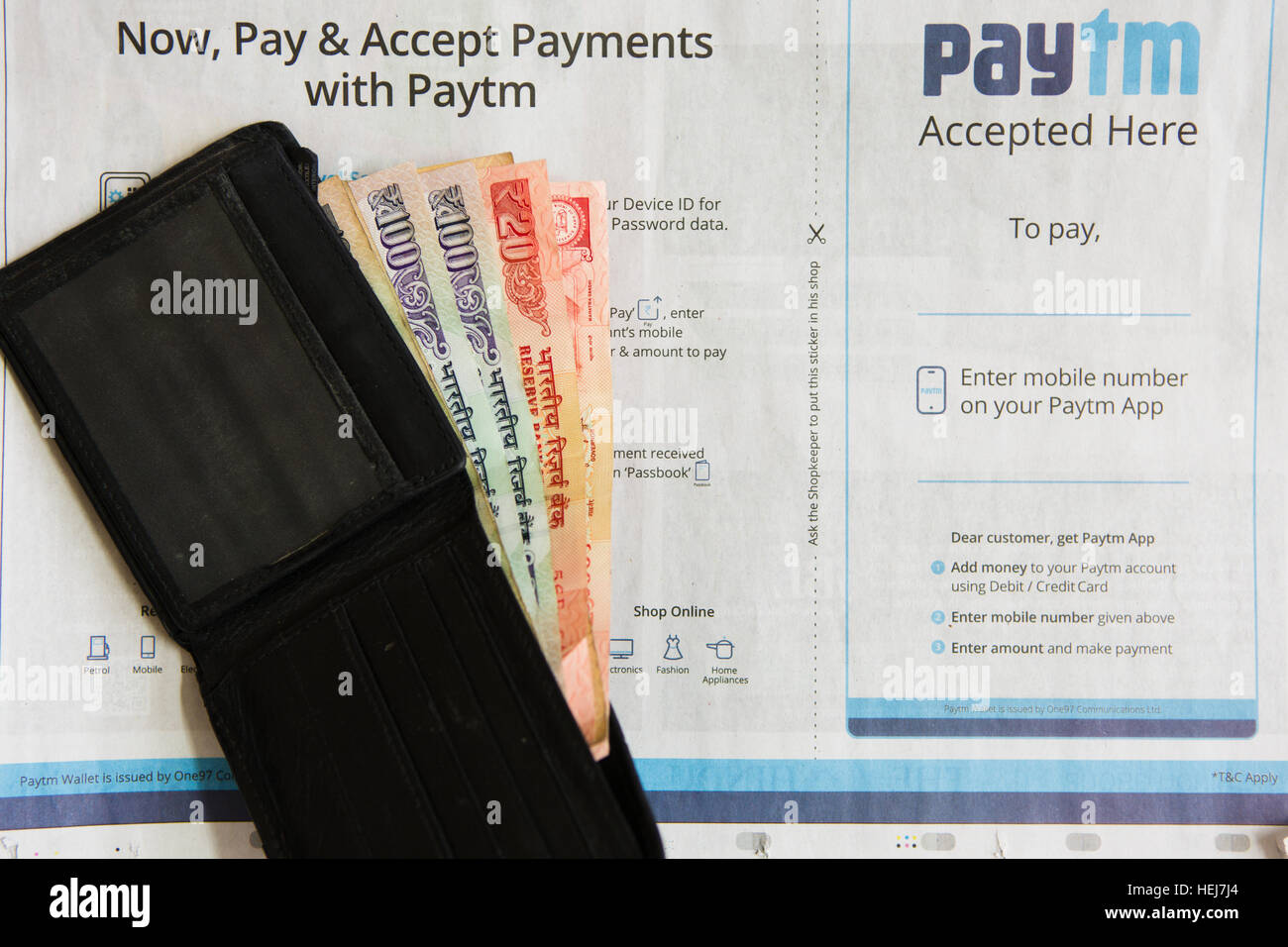 HYDERABAD, Indien - Dezember 22,2016 Zahlungen mit Paytm Zeitungsanzeige in Indien, indische 100 Rupie, 20 Rupien, 10 Rupien Note Stockfoto
