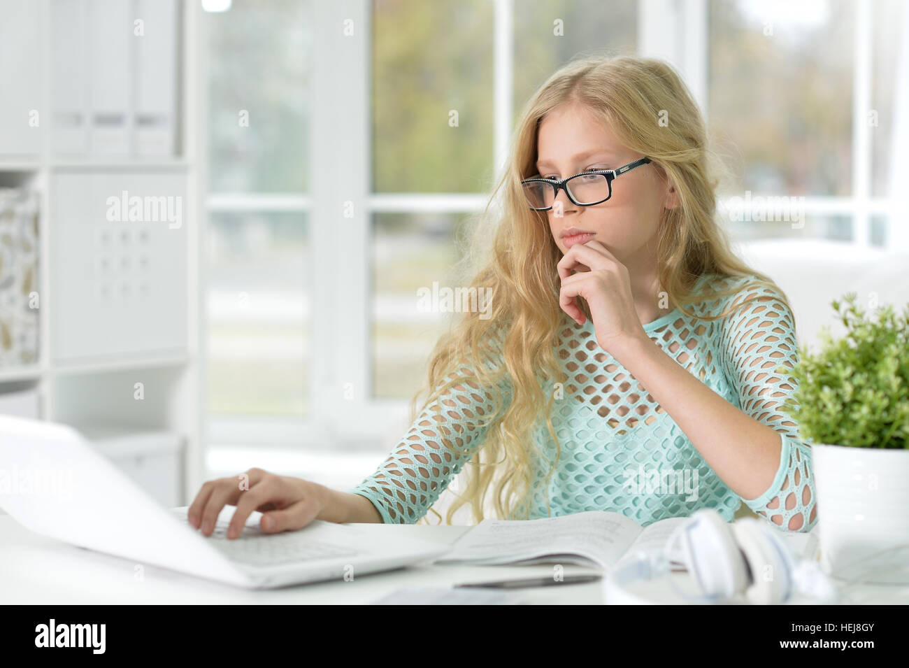 Mädchen mit Laptop Stockfoto