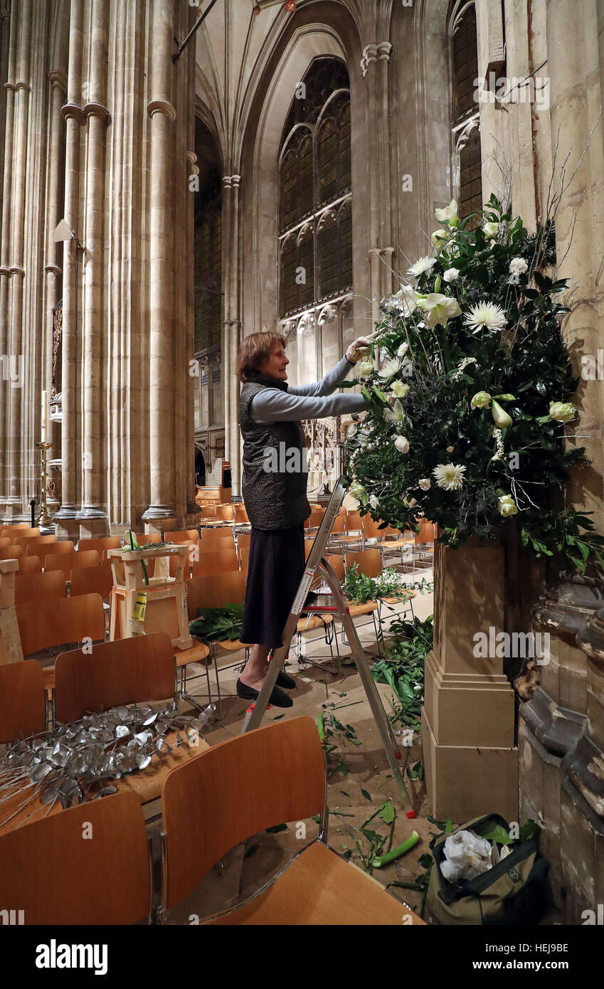 Valerie Hale der Canterbury Kathedrale Blume Gilde, bereitet eine Blütenpracht für die Weihnachts-Services in den nächsten Tagen. Stockfoto