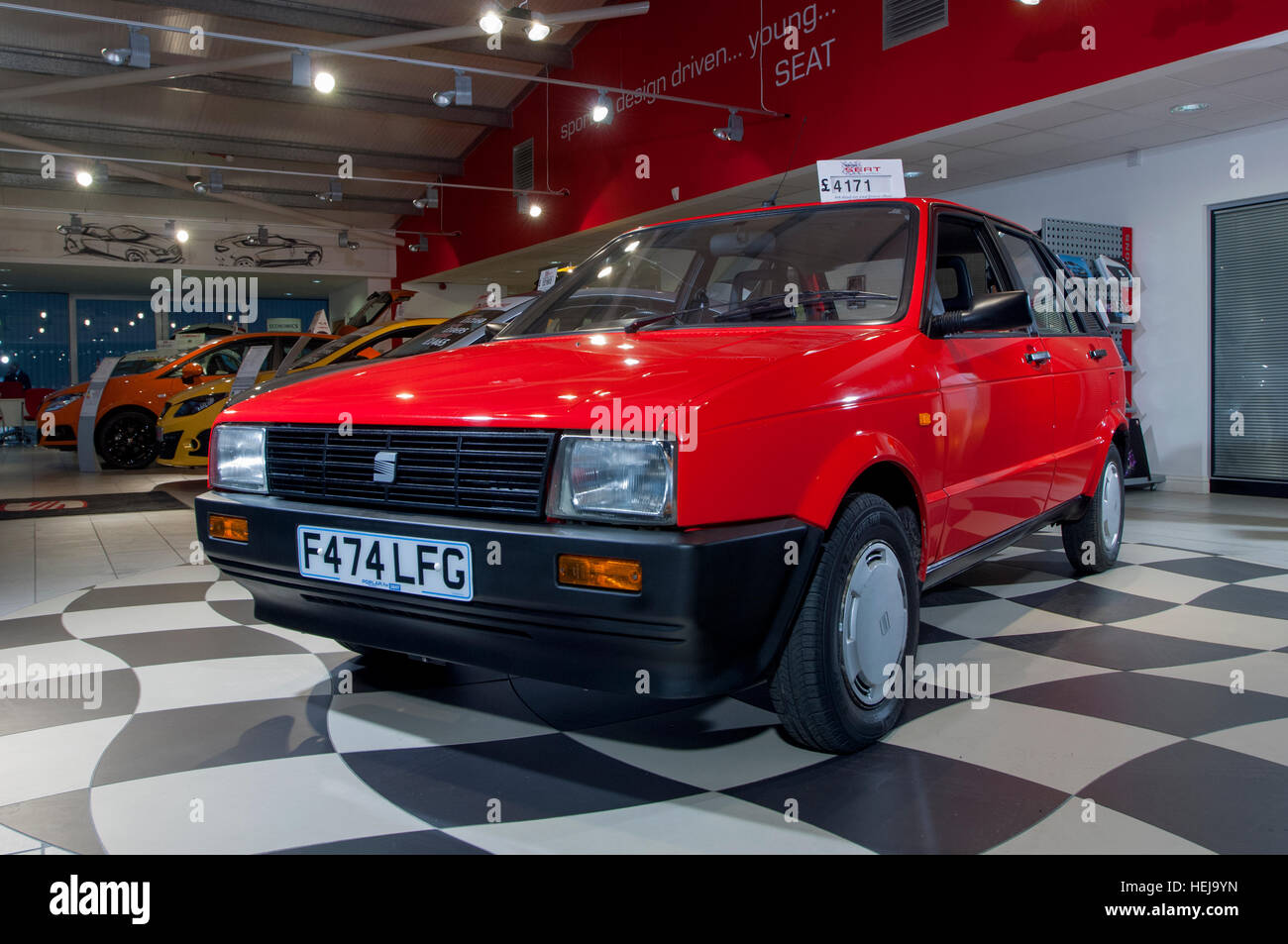 1988 SEAT Ibiza Kompaktwagen in einem Händler showroom Stockfoto