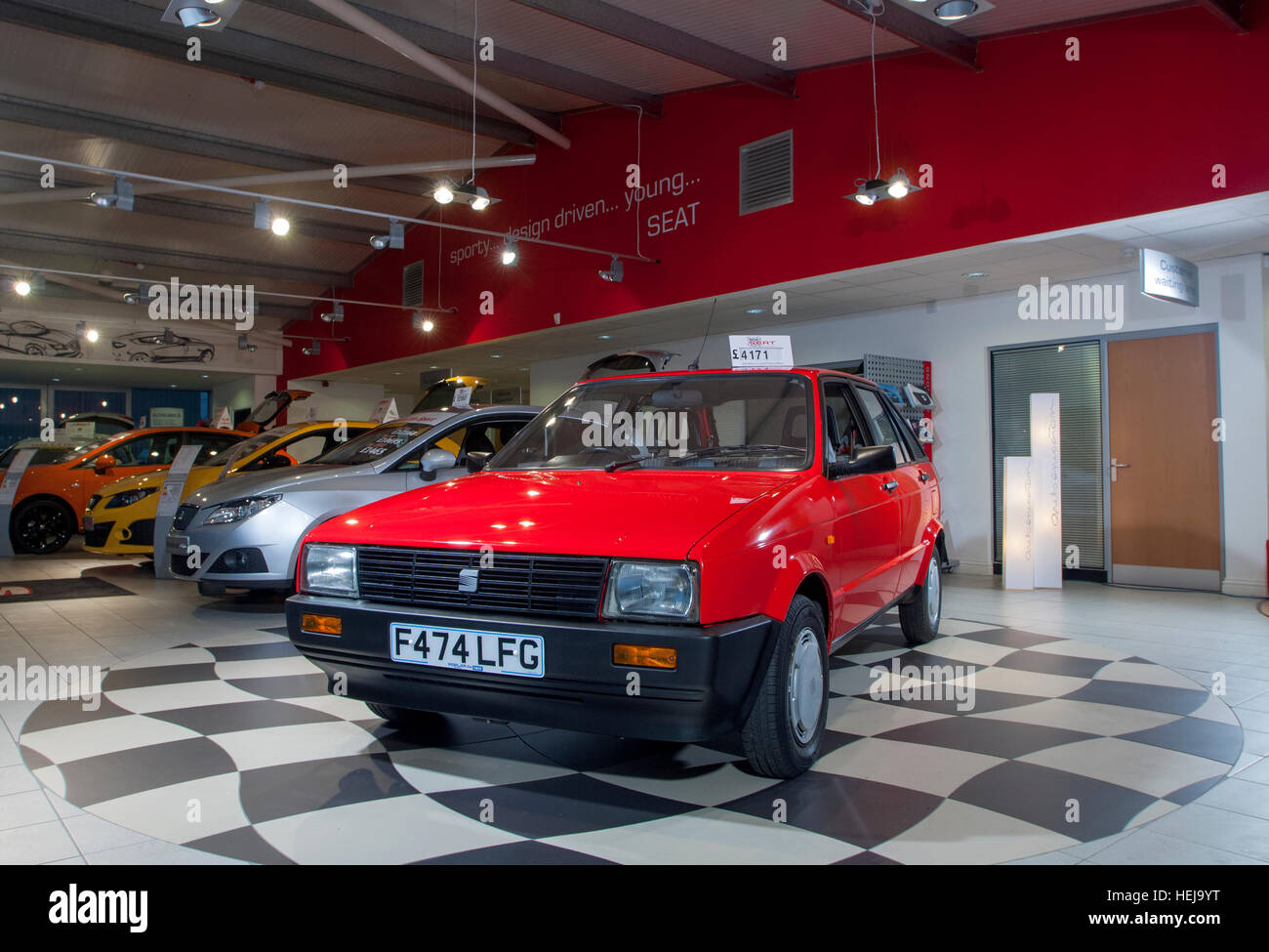 1988 SEAT Ibiza Kompaktwagen in einem Händler showroom Stockfoto